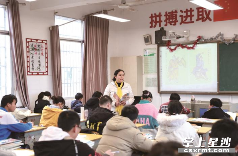 易小春做好本职工作同时，更加关注校园以外学生的成长。唐剑 摄