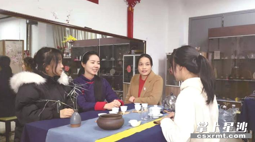 陈嫔荣（右二）向茶文化专业师生了解情况。罗展 摄
