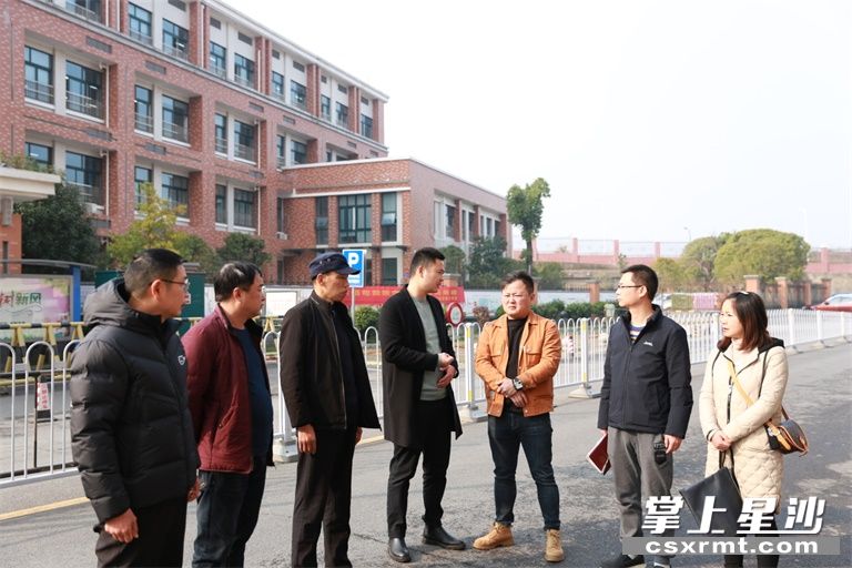 长沙县湘龙街道政协委员小组来到龙学路查看路灯设施状况，开展社情民意调查。唐剑 摄