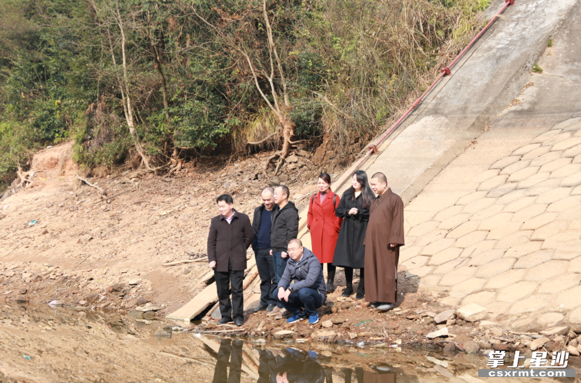 长沙县金井镇政协委员小组走村访户，积极督促解决南岳水库水质问题。唐剑 摄