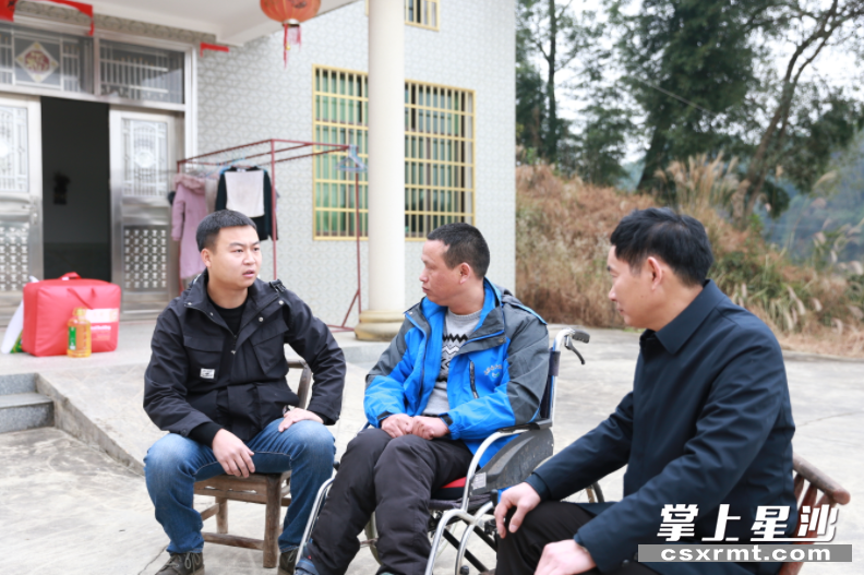 长沙县政协委员彭佳(左一)在走访看望贫困户。唐剑 摄