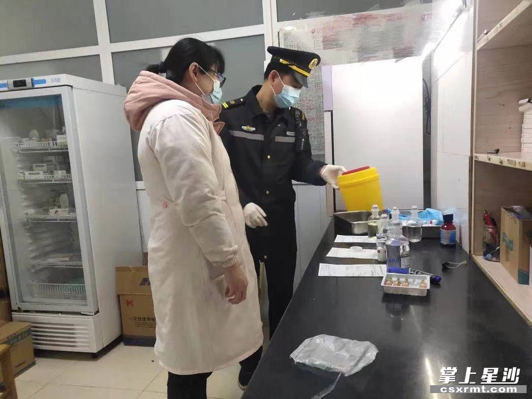 第一张是执法队员对该诊所的锐器盒进行检查。执法局供图