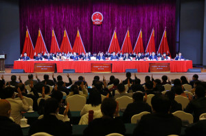 县十七届人大六次会议举行第三次全体会议