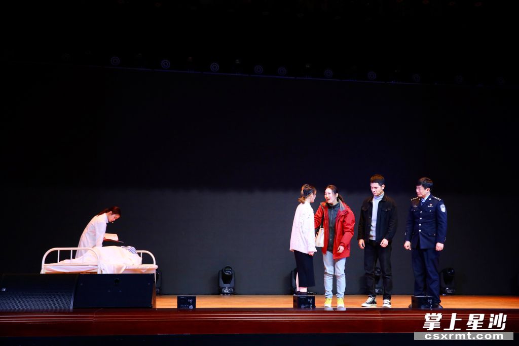 情景表演《助人为乐 王曙警官》。