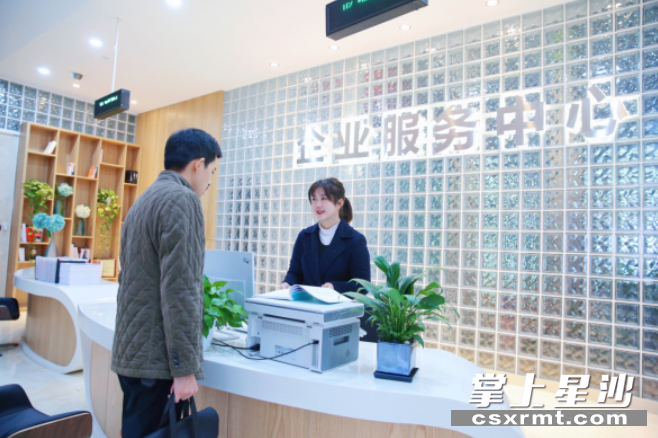 图为湖南省首个政企服务融合示范点——三一云谷企业服务中心。