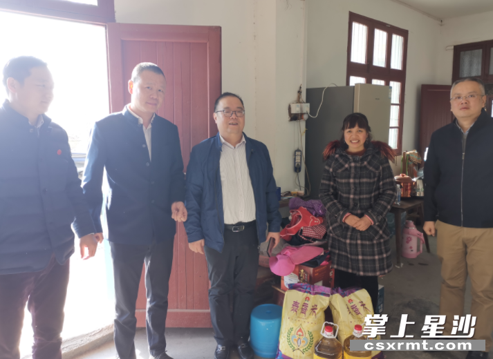 长沙县自然资源局党组书记,局长胡朝钦一行人到庞春梅户进行慰问.