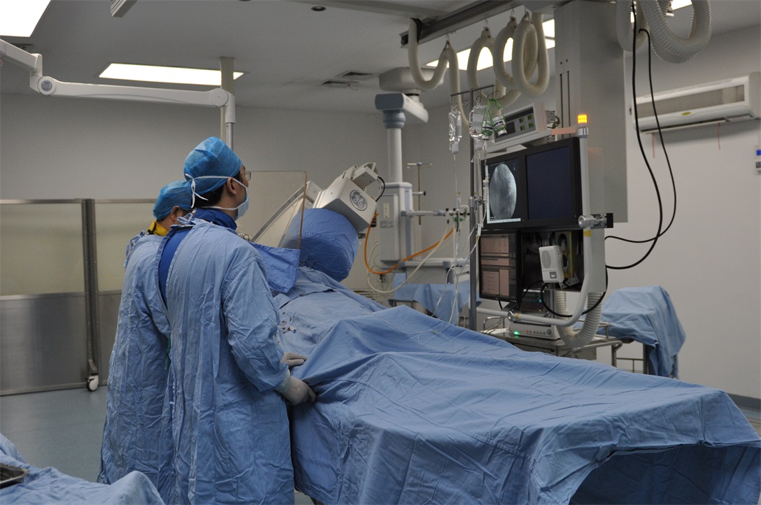 长沙市中医医院心血管内科主任孙翔带领团队为病人急诊进行pci手术.