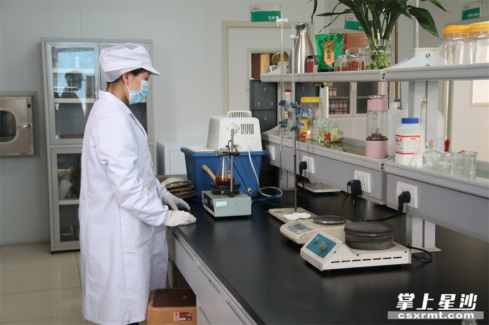 质检员正在检测成品的理化指标是否符合产品标准要求,保证产品出厂