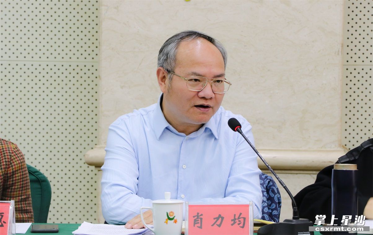 星沙时报:3-12 14:58:07县自然资源局规划实施监督科科长郭宇鹏进行