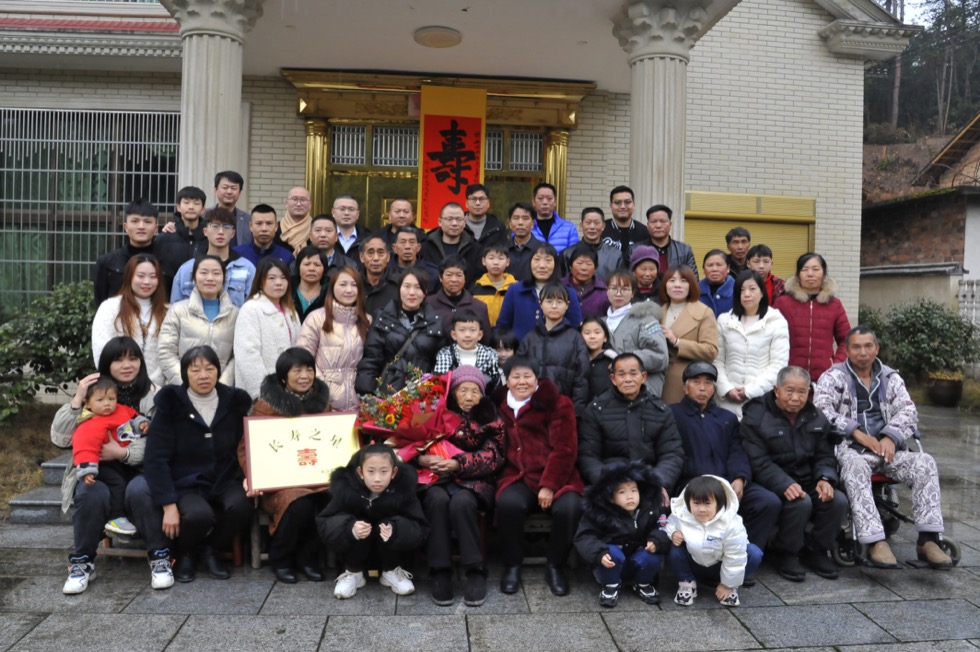 百岁老人刘云英与家人合影。供图 百岁老人刘云英与家人合影。供图