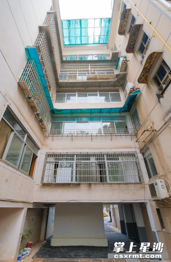 县电教仪器站住宅小区宿舍加装电梯完工。均为 章帝 摄。