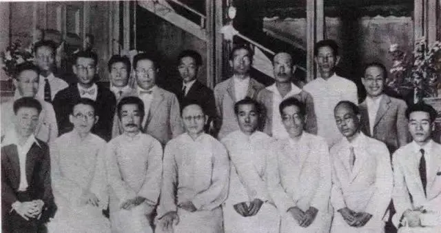 1930年8月6日，田汉在上海参加“漫谈会”后，同与会的文化界人士合影，前排左起四位分别是田汉、郁达夫、鲁迅、欧阳予倩。