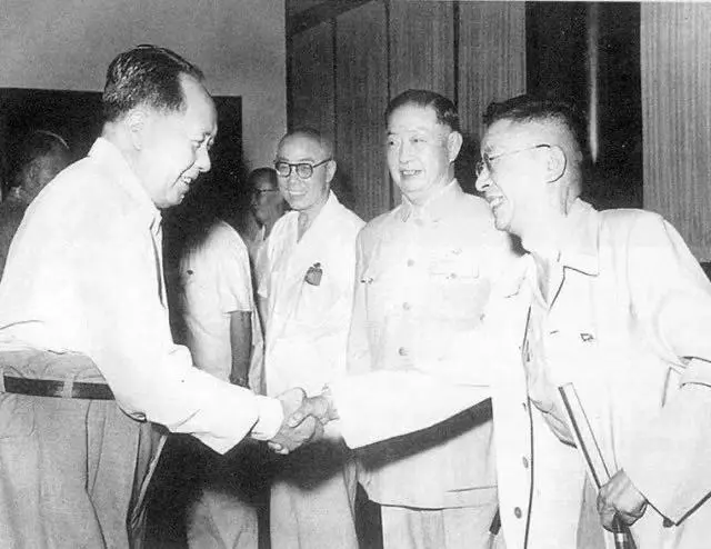 1960年7月，第三次文代会期间，毛泽东（左一）接见田汉（右三）、梅兰芳（右二）、老舍（右一）。