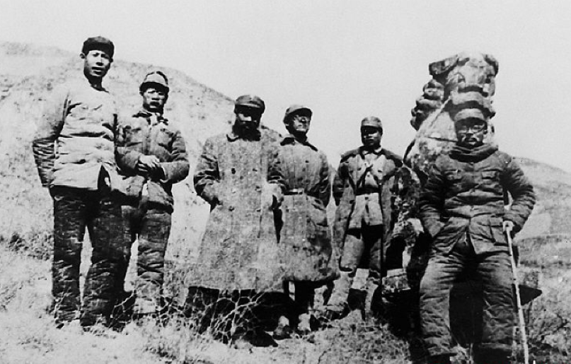 1940年初，陈康白（左三）与林伯渠（右一）等勘察延安自然科学院校址留影。 资料图片