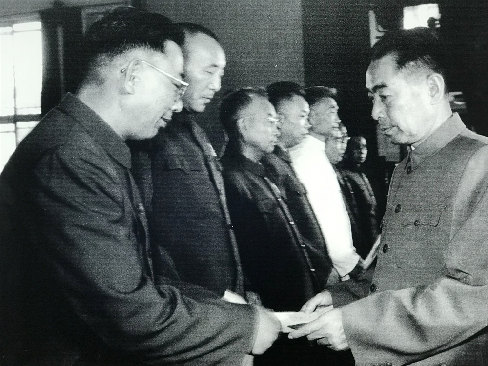 1955年，许光达（左一）接受周恩来总理授衔。资料图