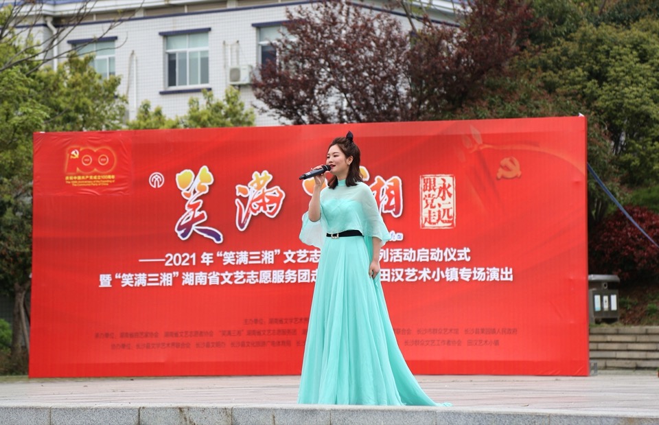 青年歌唱家李思思带来《灯火里的中国》。