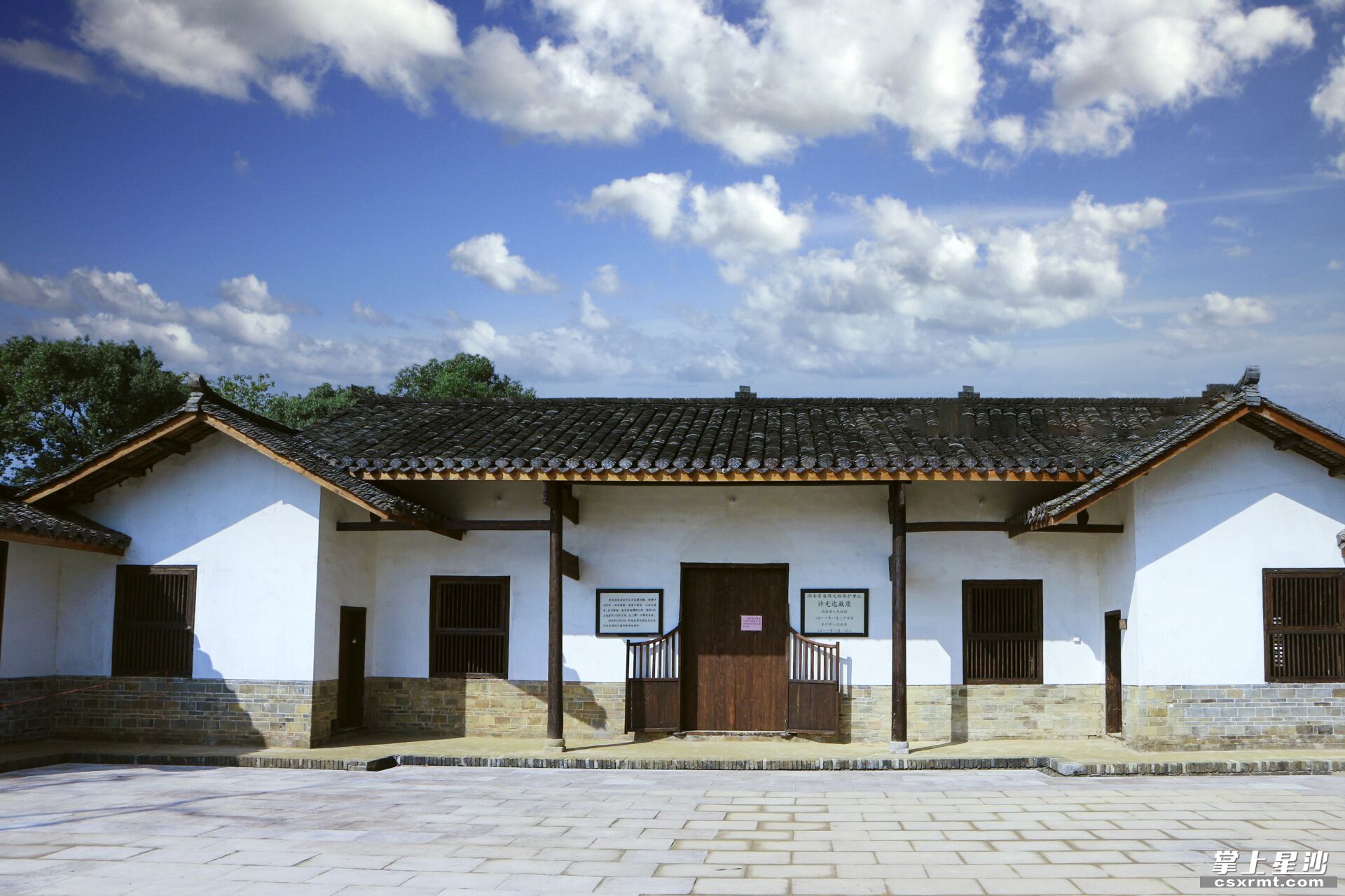 许光达 (1908年11月-1969年6月)  ,原名许德华,湖南省长沙县东乡萝卜