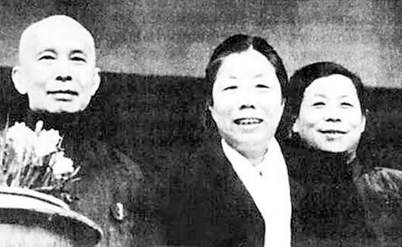 熊瑾玎、朱端绶夫妇与邓颖超（中）。