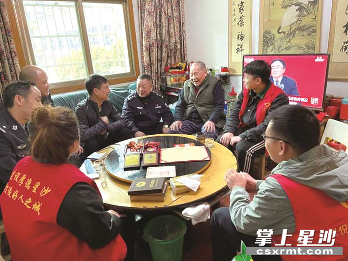 泉塘街道星悦社区党员正在94岁老党员黄兆斌家听其讲红色故事。泉塘街道供图
