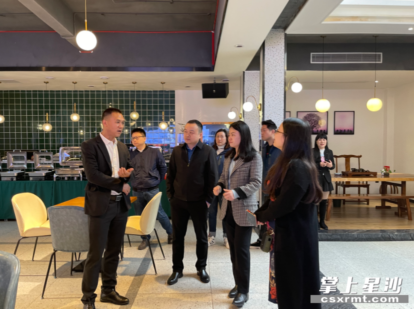 考察组与民宿工作人员进行交流。均为肖雅 摄