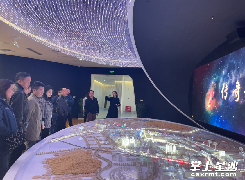 考察组一行参观株洲市石峰区中车株洲电力机车有限公司科技文化展示中心。