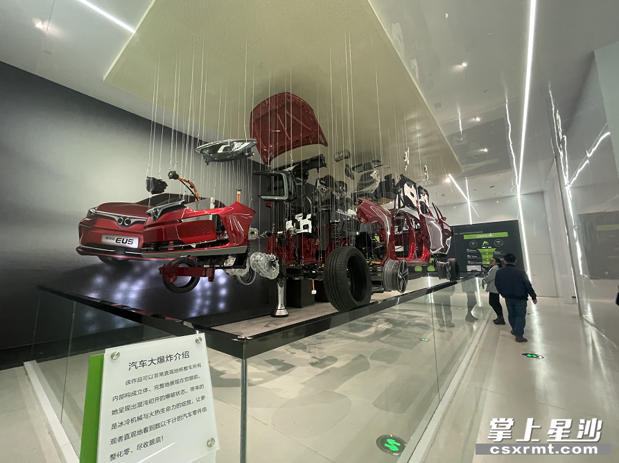 株洲市天元区中国动力谷展示中心汽车零件立体展示。