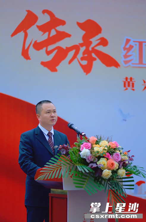 图为黄兴会展经济区党工委书记张辉介绍“十百千”工程。
