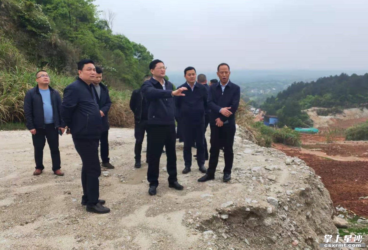 杨应龙带队督查长沙县非煤矿山和页岩轮窑企业退出工作落实. 罗展 摄