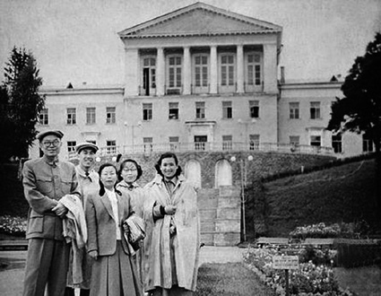1954年5月在列宁格勒。左起：张闻天、何方、刘英、宋以敏、鄢仪贞。