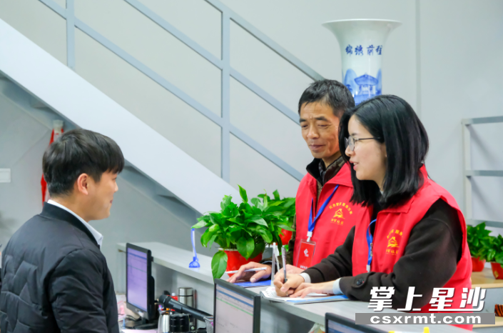湘龙街道湘贸社区“红色管家”们在中南汽配城走访商户。章帝 摄