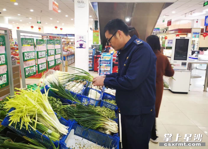 县市监执法人员对香葱进行检查。均为县市监局供图