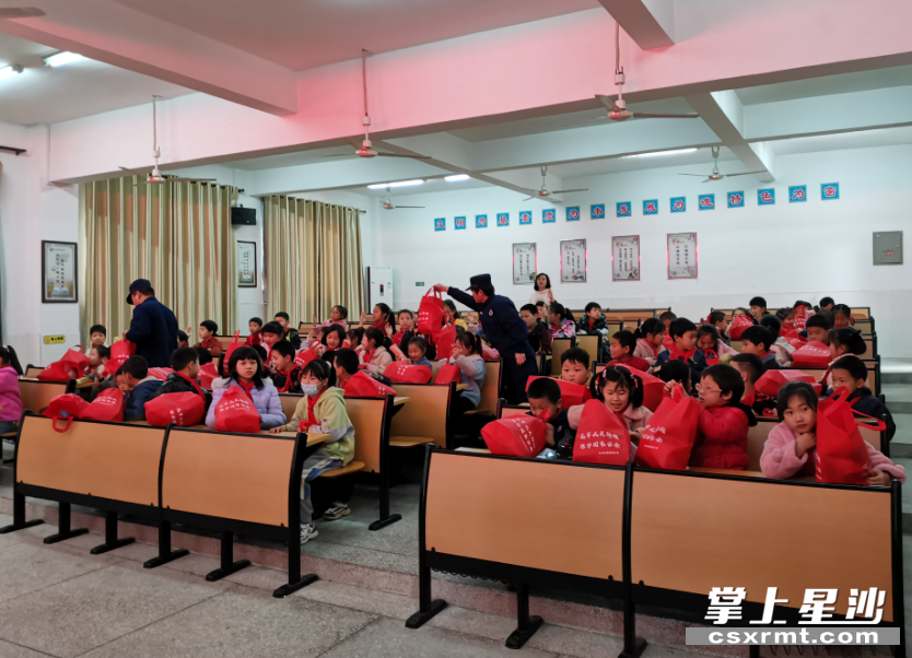 开慧镇相关工作人员给参加安全讲座的70余名学生送上“安全小礼包”。