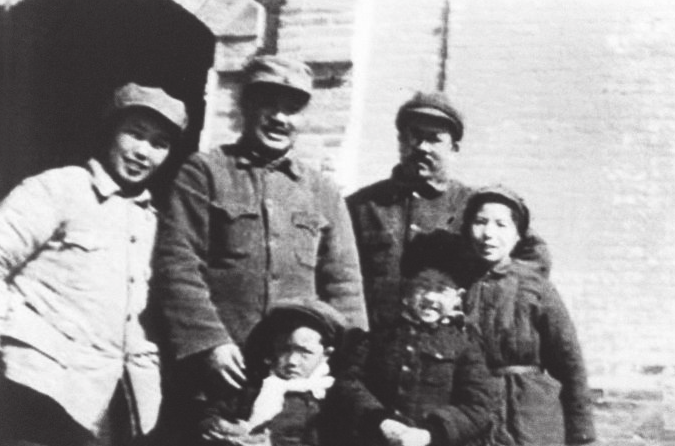 1948 年，贺龙、薛明与陈琮英一家。