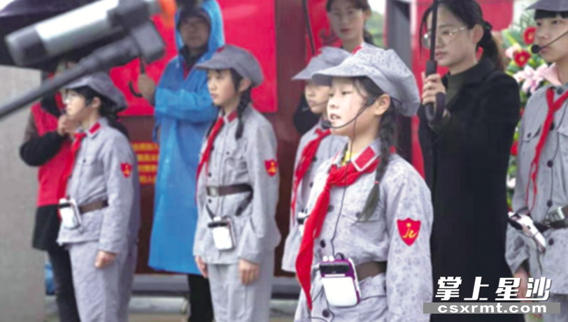 陈树湘红军小学学生在树湘文化广场上朗诵《断肠明志陈树湘》，开展党史学习教育。供图