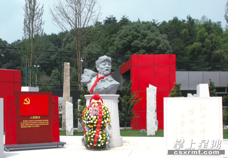 树湘文化广场上，陈树湘雕塑屹立在此。
