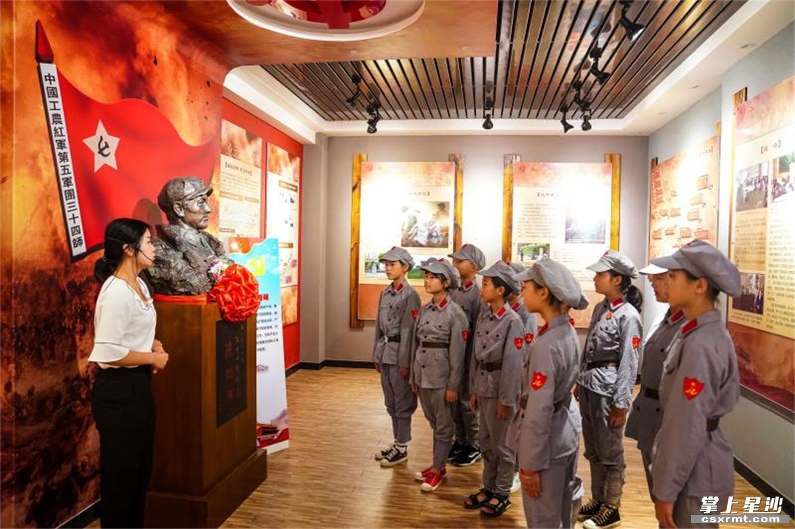 在福临镇新时代文明实践所内的陈树湘陈列馆，红军小学组织学生前来参观、聆听先烈故事。盛磊 摄