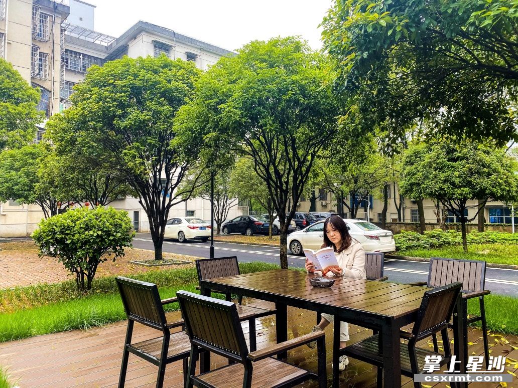 图为提质改造后电教仪器站宿舍环境宜人、停车有序。 盛磊 摄