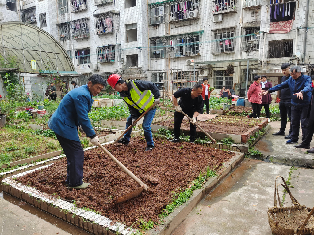 长沙县全面开展小区顶楼平台“圈地占用”集中专项整治行动，目前进展顺利，预计6月份将完成此次专项工作。 罗展 摄
