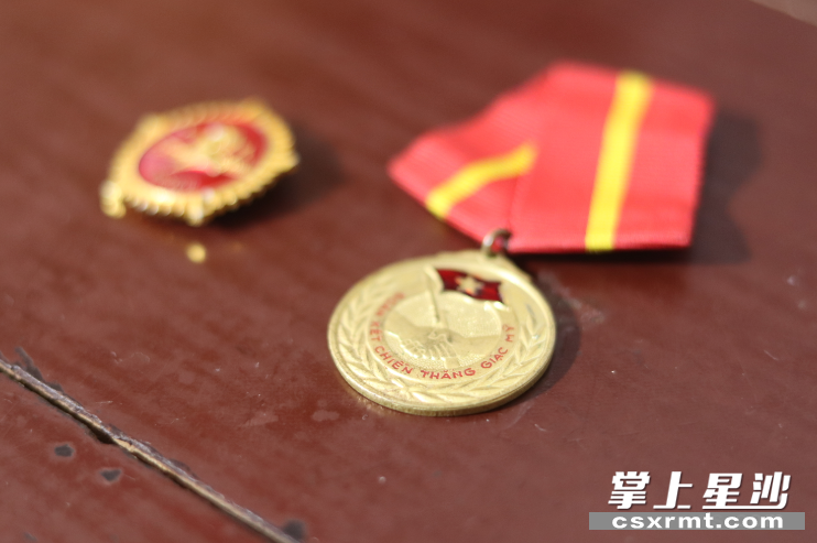 这些勋章，见证着中华儿女冒着敌人炮火浴血奋战的英勇。