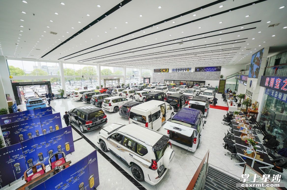 2021年长沙县汽车消费节为大家准备了双重好礼，抽奖礼品十分丰富。均为 章帝 摄