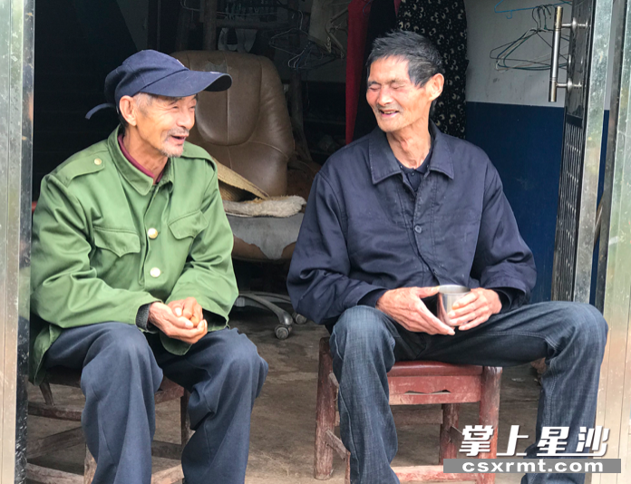 离别在即，阮思德（左）和文立兴（右）两位老友彼此嘱托着。尹理 摄