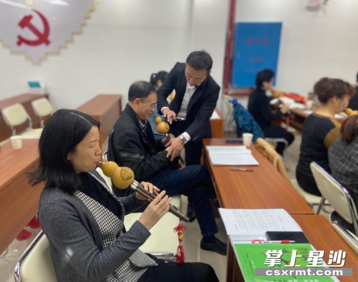 图为社区居民在“百姓公益课堂”上学习葫芦丝。 马达岭社区供图