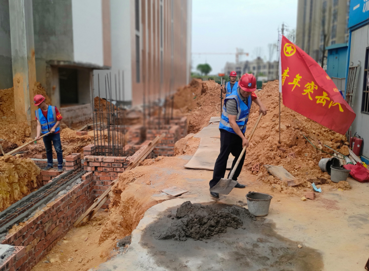 图为长沙县青年突击队活跃在项目建设一线。
