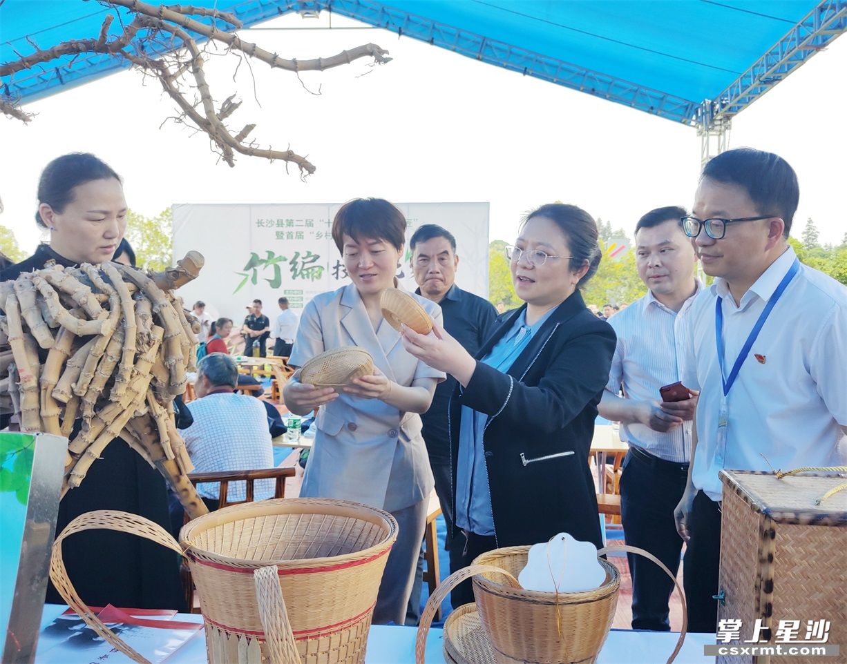 长沙县委副书记,县委统战部部长,党校校长周虔一行在参观竹编工艺展品