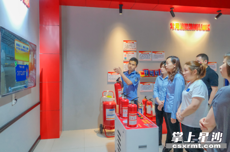 园区建设了安全生产培训基地、消防体验中心，图为企业员工在模拟灭火体验区学习消防知识。