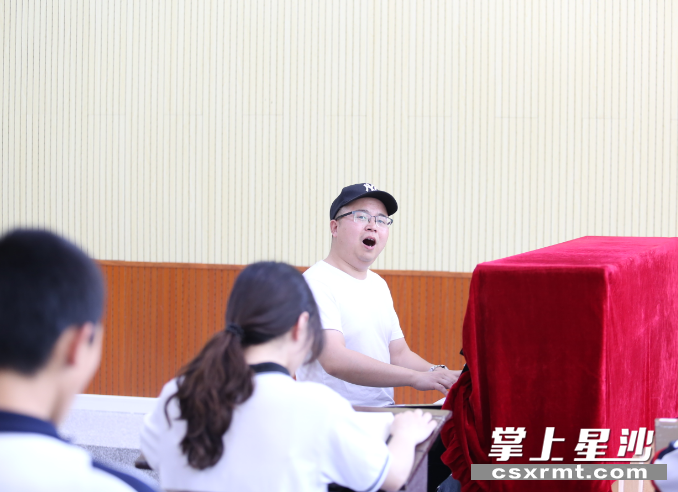 胡亚为学生课堂演唱做钢琴伴奏。李杰 摄