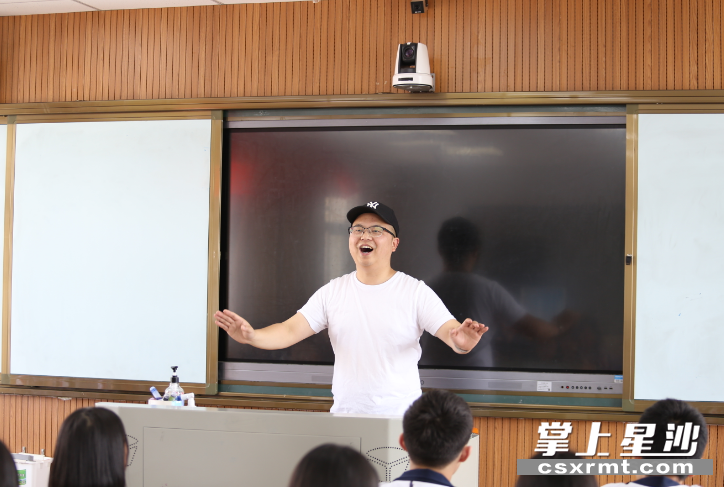 课堂上，胡亚声情并茂地教学生声乐。李杰 摄