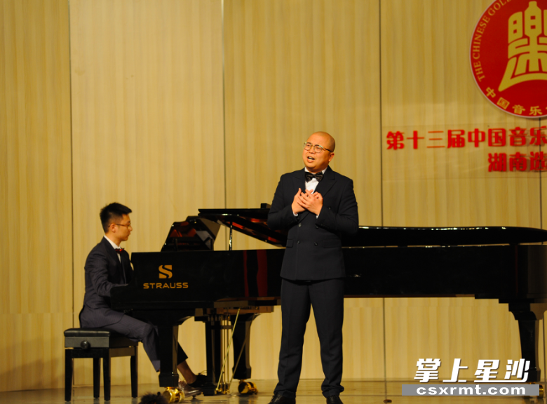 胡亚在决赛现场深情演唱。