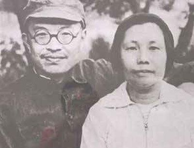 图为刘英与张闻天同志。
