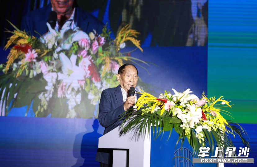 首届（长沙）国际稻作发展论坛在长沙县开幕，袁隆平出席并致辞。章帝 摄